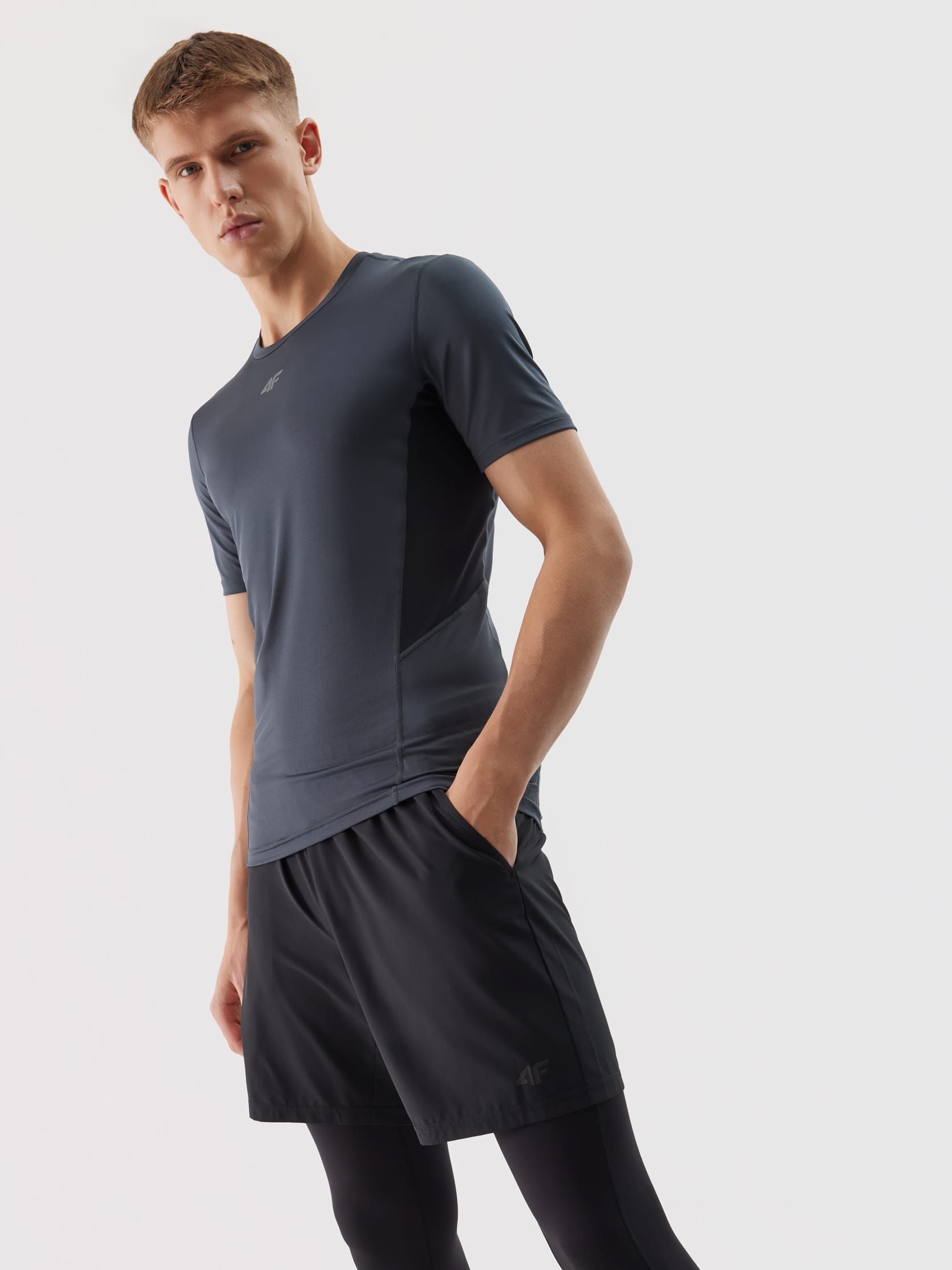 Pantaloni scurti de antrenament negru profund pentru barbati din materiale reciclate si cu uscare rapida 4F