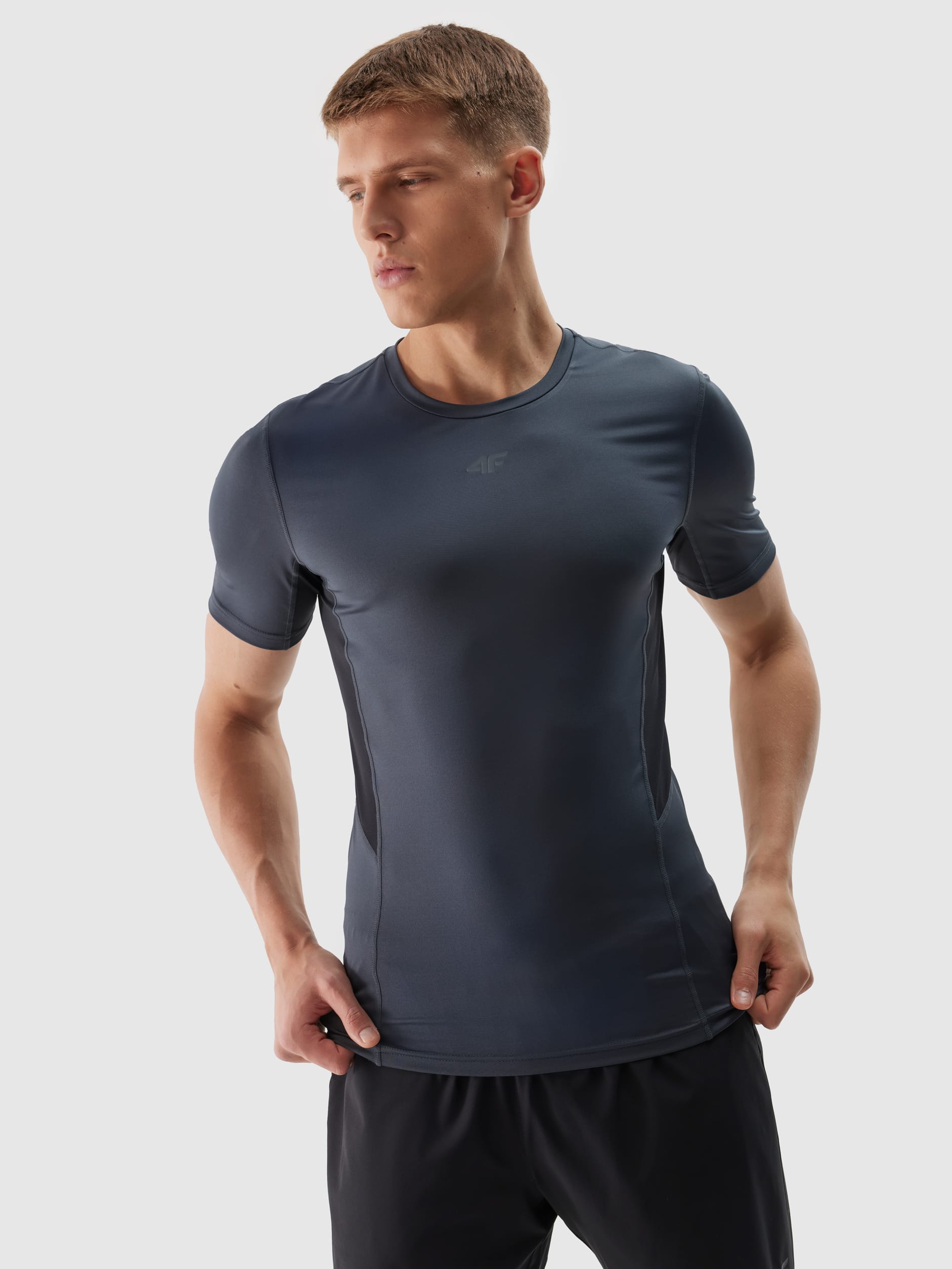Tricou de antrenament antracit pentru barbati cu croiala slim si perforatii la subrat 4F