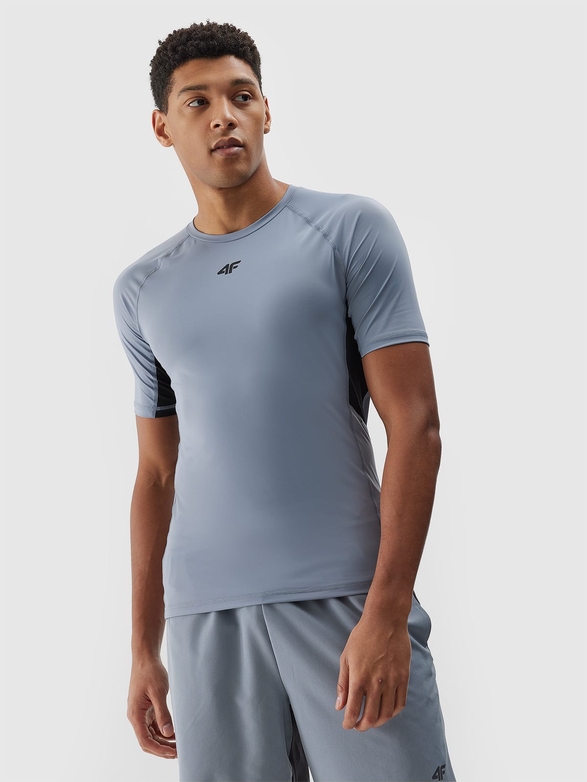 Tricou de antrenament gri deschis pentru barbati croiala slim si uscare rapida 4F
